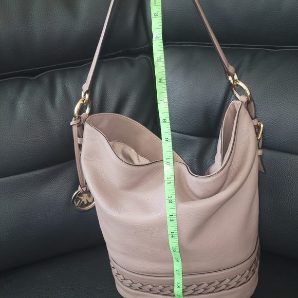 Michael Kors Gladstone Bucket Shoulder Bag TAUPE - Picture 5 of 10